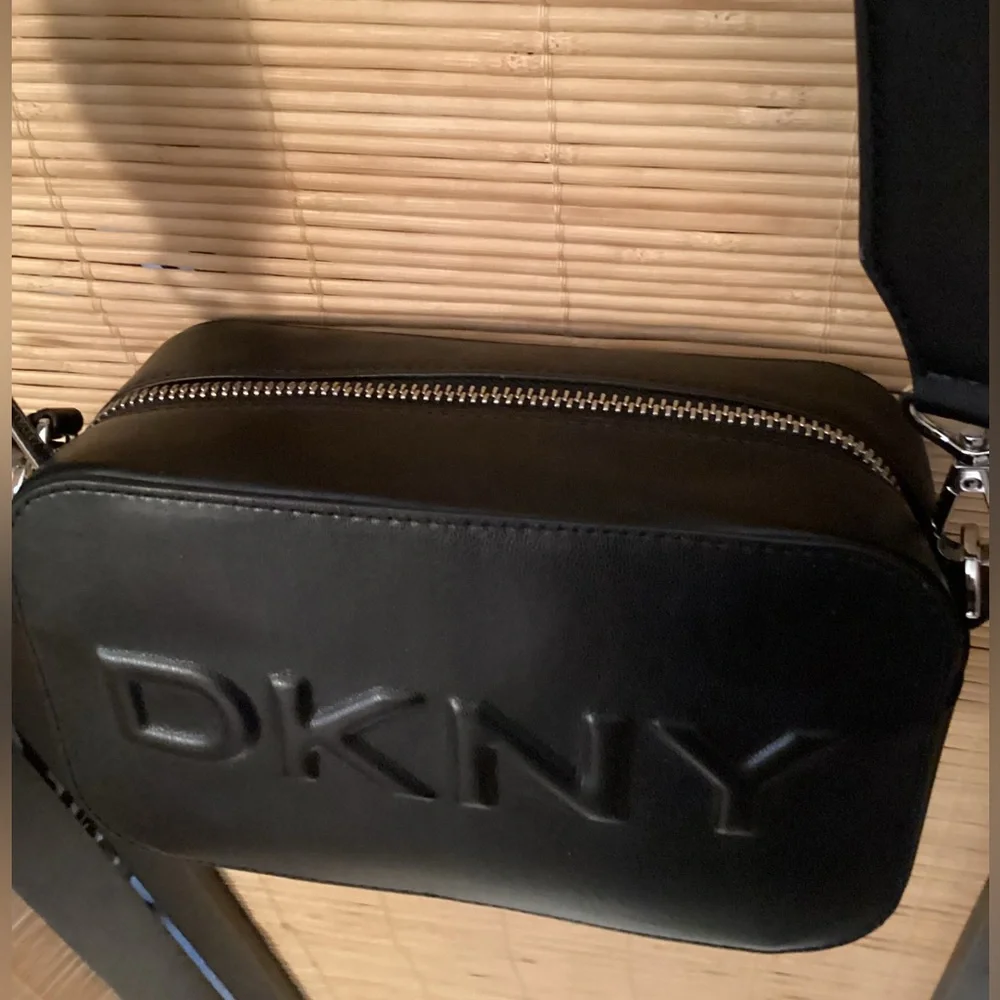♦️ DKNY Black Crossbody Camera Bag NWOT adjustable strap travel box style